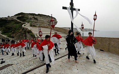 « L’Eglise a dénigré pendant des siècles cette religiosité corse, subtil mélange de sacré et de profane, à laquelle le pape s’intéresse aujourd’hui »