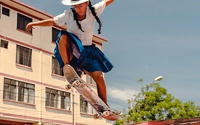 Zwischen Tracht und Streetstyle: Skateboardinnen in Bolivien