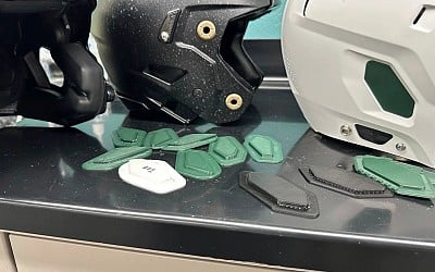 3D printed earhole covers helps football players drown out the crowd