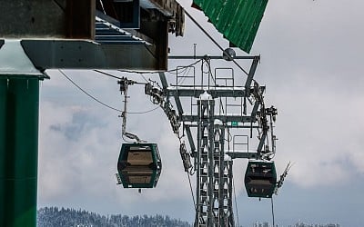 Over 170 skiers and snowboarders rescued after gondola malfunction in Colorado