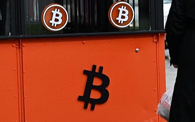 Bitcoin Falls 14% In $500 Billion Crypto Selloff