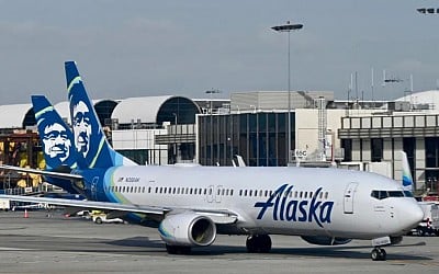 Alaska Airlines passenger opens emergency exit and climbs onto wing during deboarding