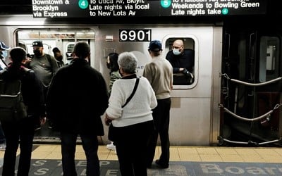 Donna data alle fiamme nella metropolitana di New York, arrestato un uomo