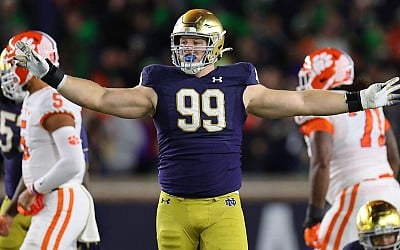 Notre Dame star lineman Mills (knee) out of CFP