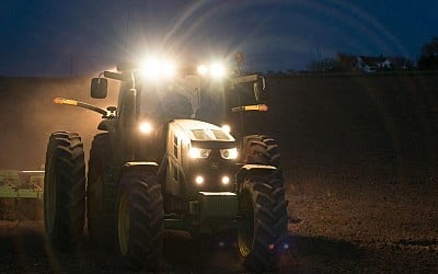 Farmers Say the Sun Turned Their John Deere Tractors Into 'Demon-Possessed' Machines