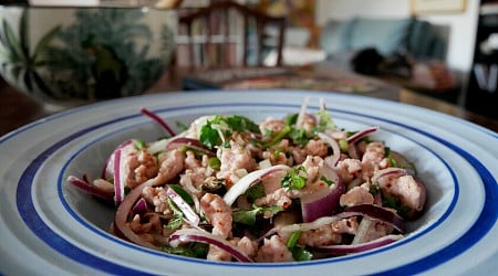 Sin lechuga ni tomate, esta ensalada de pollo es un plato único rápido y fácil que parece de restaurante