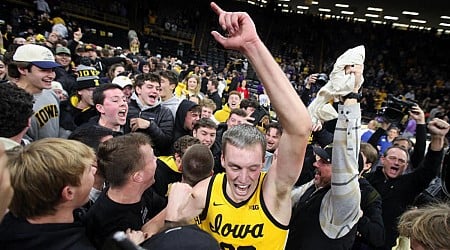 WATCH: Iowa's Josh Dix drills fadeaway buzzer-beater at the logo to defeat Northwestern in Big Ten opener