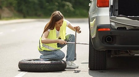 Bystander offers to change struggling woman's tire but she firmly refuses, he pettily changes his own tire in front of her and drives off: ‘So desperate for attention’