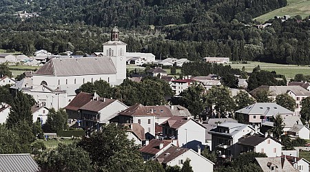 Haute-Savoie : trois enfants retrouvés morts dans une maison à Taninges, leur mère «activement recherchée»