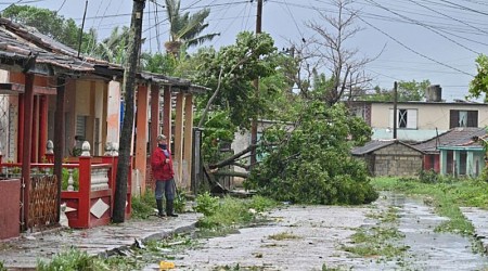 El huracán Rafael causa "grandes afectaciones" en Artemisa, Mayabeque y La Habana, informan autoridades de Cuba