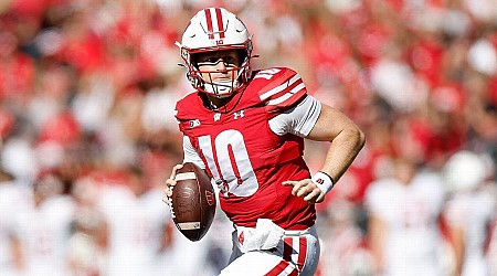 Wisconsin QB Tyler Van Dyke entering transfer portal