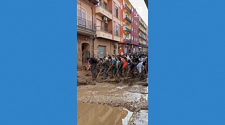 WATCH: Volunteers sweep out water after deadly Spain floods