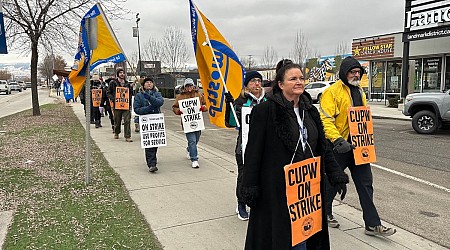 VIDEO: Southeast B.C. Canada Post workers rally in Kelowna