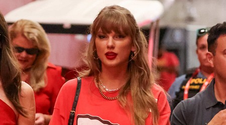 Photo: Taylor Swift Bakes 'Victory Pop Tarts' for Chiefs Players After Panthers Game