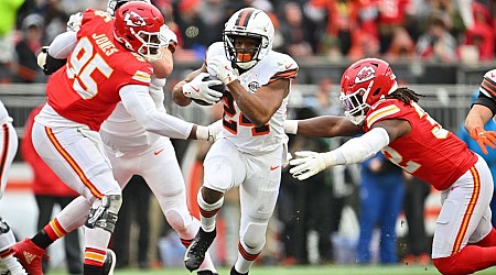 Browns RB Nick Chubb breaks foot in loss to Chiefs