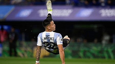 Traumhafter Seitfallzieher: Martinez sichert Argentiniens Pflichtsieg