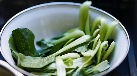 Muchos no la conocen, pero esta verdura riquísima en calcio es una maravilla nutricional, según el frutero más viral