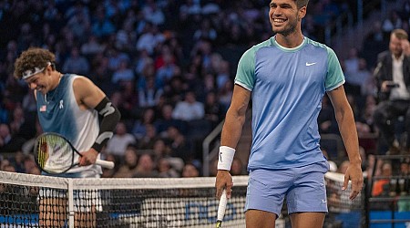 Alcaraz se impone a Shelton en una divertida exhibición en el Madison Square Garden