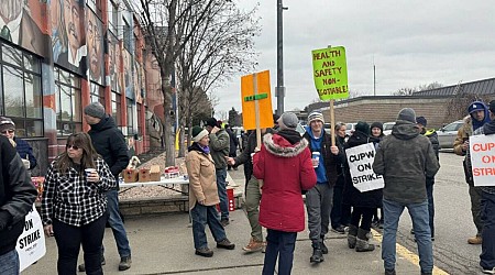 No Christmas joy on Canada Post picket line in Penticton