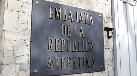 Argentina denuncia ante la Corte Penal Internacional el asedio de su embajada en Venezuela