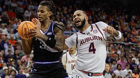 Johni Broome injury: Player of the year candidate to have MRI on shoulder after leaving Auburn victory early