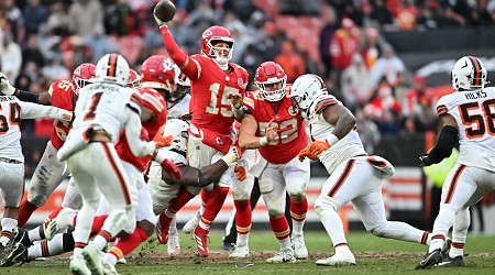 Chiefs' Patrick Mahomes Plans to Play Despite Signficant Ankle Injury