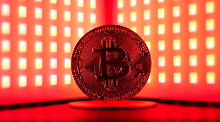 Bitcoin falls 9%, dropping below $93,000 as sell-off intensifies