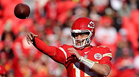 Live updates: Chiefs look to avoid upset vs. rival Raiders