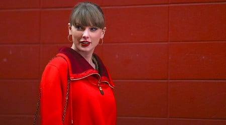 Taylor Swift gifts children’s hospital patient a twinning outfit