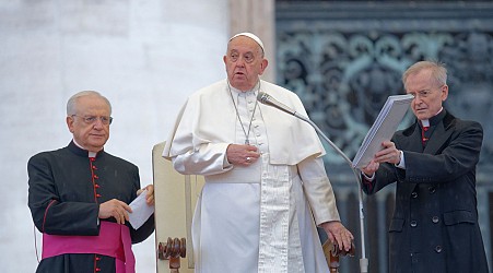 Papa Francisc face apel, în mesajul de Crăciun, la „tăcerea armelor”