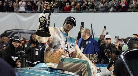 Snoop's game: Snoop Dogg thrills the crowd in the bowl that bears his name