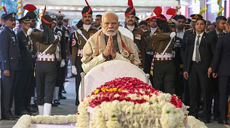 Modi among mourners as former Indian PM cremated after state funeral