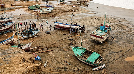 Video shows massive waves pummeling Peru's coast