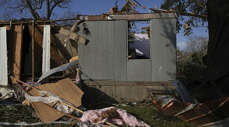 Tornadoes in Texas and Mississippi kill 2 and injure 6