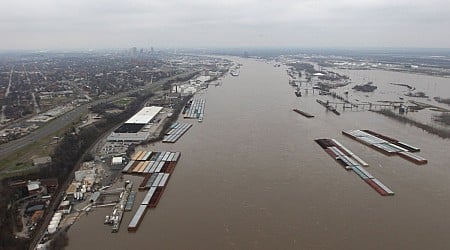 5 rescued after tug hits ship, sinks in Mississippi River