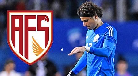 Guillermo Ochoa cumple un mes 'calentando la banca' en Europa