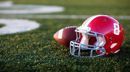 322 Lbs College Football Athlete Stomps on Fallen Rival in Scary Bowl Game Scenes