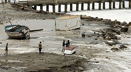 Giant waves kill at least 1 in Ecuador, close ports in Peru