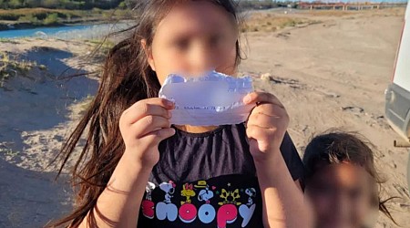 Smuggler dumps migrant girls at US border with handwritten note