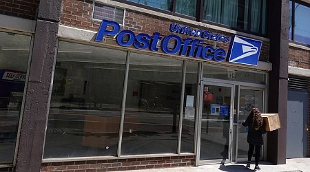 Trump considers privatizing U.S. Postal Service, Washington Post reports