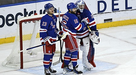 Jonathan Quick stops 32 shots as Rangers beat Bruins to end skid