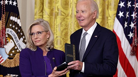 Donald Trump face à un nouveau pied de nez de Joe Biden qui décore Liz Cheney, féroce critique du républicain