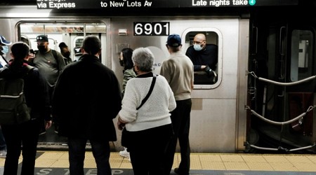 Donna data alle fiamme nella metropolitana di New York, arrestato un uomo