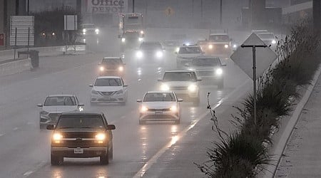 Powerful thunderstorms threaten Texas and Louisiana, delaying holiday travel