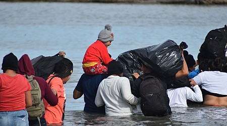 Rescatan a seis migrantes en el río Bravo