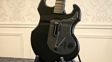 Vous regrettez la mort de Guitar Hero ? J’ai testé la guitare Riffmaster avec Clone Hero