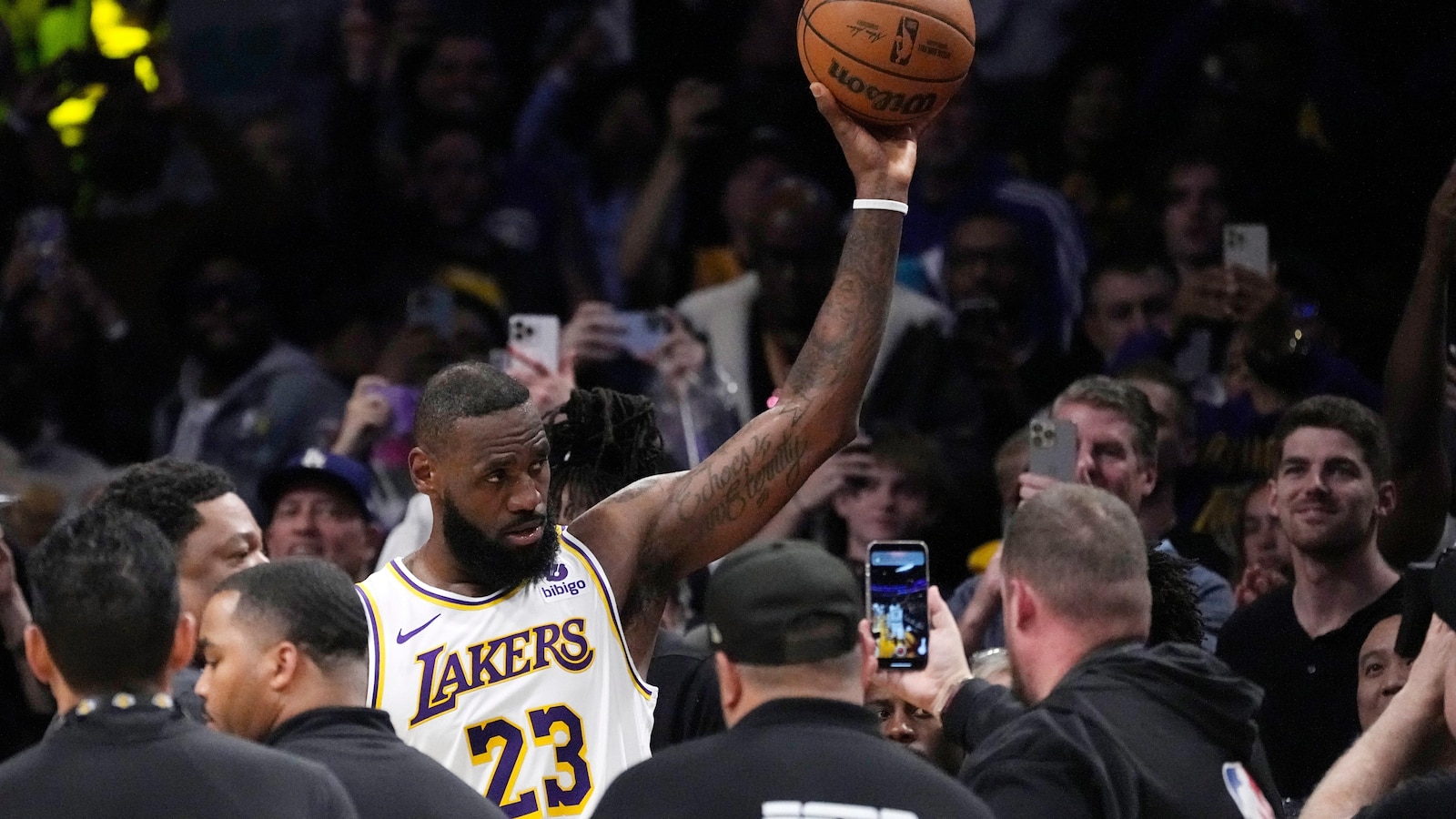 LeBron James reaches 40,000 points to extend his record as the NBA's scoring leader