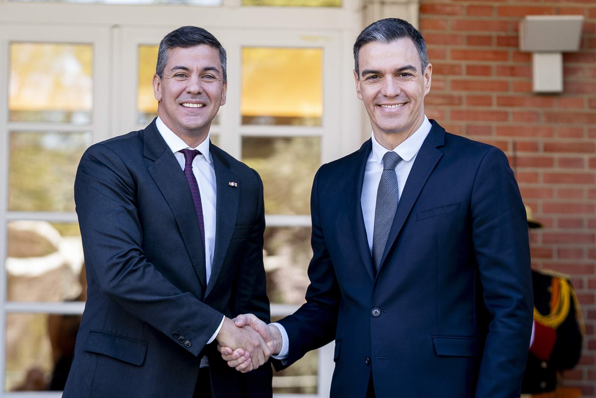 Sánchez traslada al presidente de Paraguay el compromiso de España con seguir apoyando el desarrollo del país