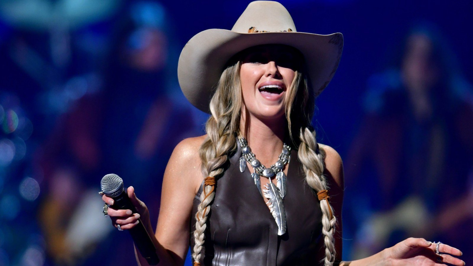 See Lainey Wilson Perform a Breezy ‘Country’s Cool Again’ at CMT Awards