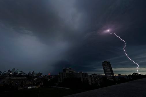 Much of central US faces severe thunderstorm, possible tornadoes